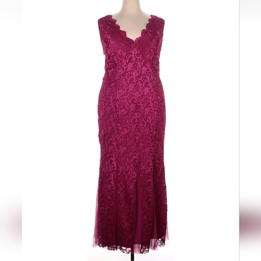 Elegant Sleeveless Lace Evening Dress in Deep Berry